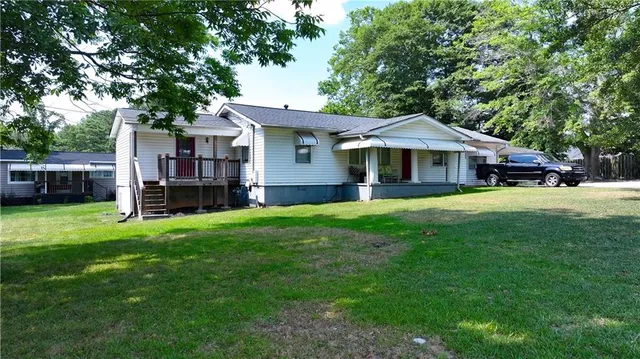 a view of a house with backyard and porch
