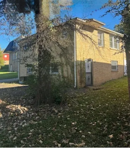 a view of a back yard