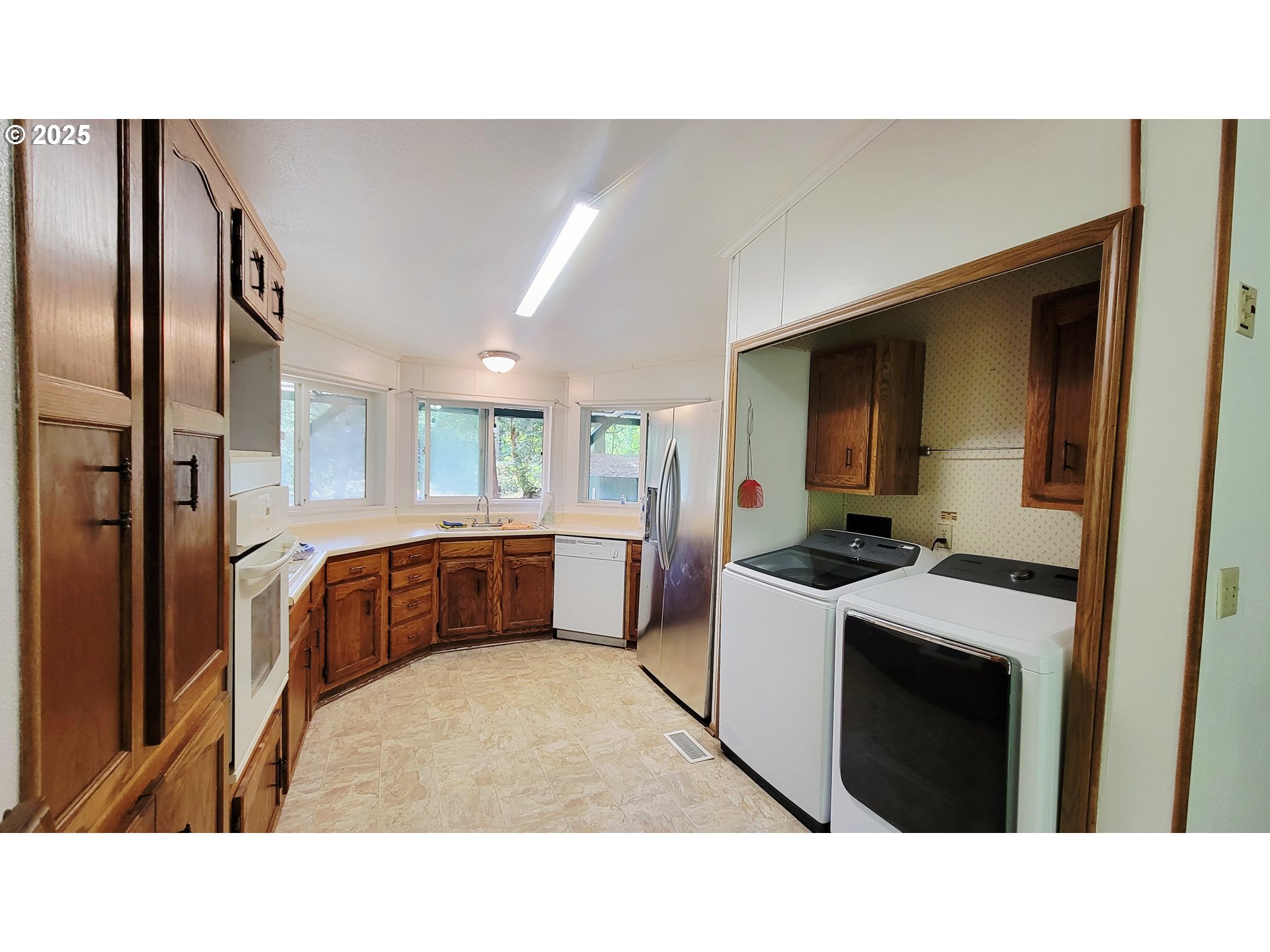 1097 Lees Creek Road Myrtle Creek, OR 97457 - Photo 14 of 41 a bathroom with a sink double vanity and a bathtub