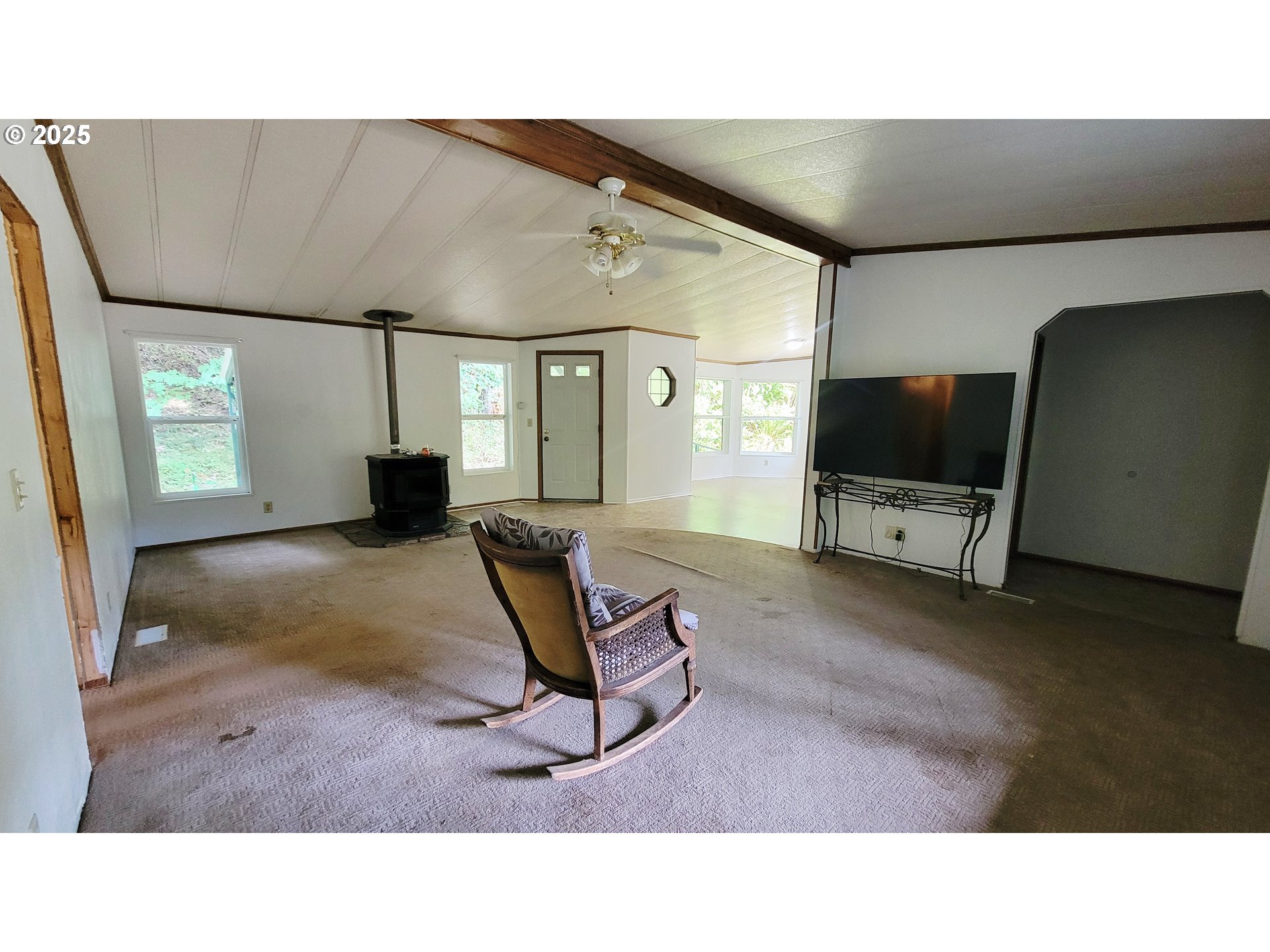1097 Lees Creek Road Myrtle Creek, OR 97457 - Photo 18 of 41 a living room with furniture and a flat screen tv