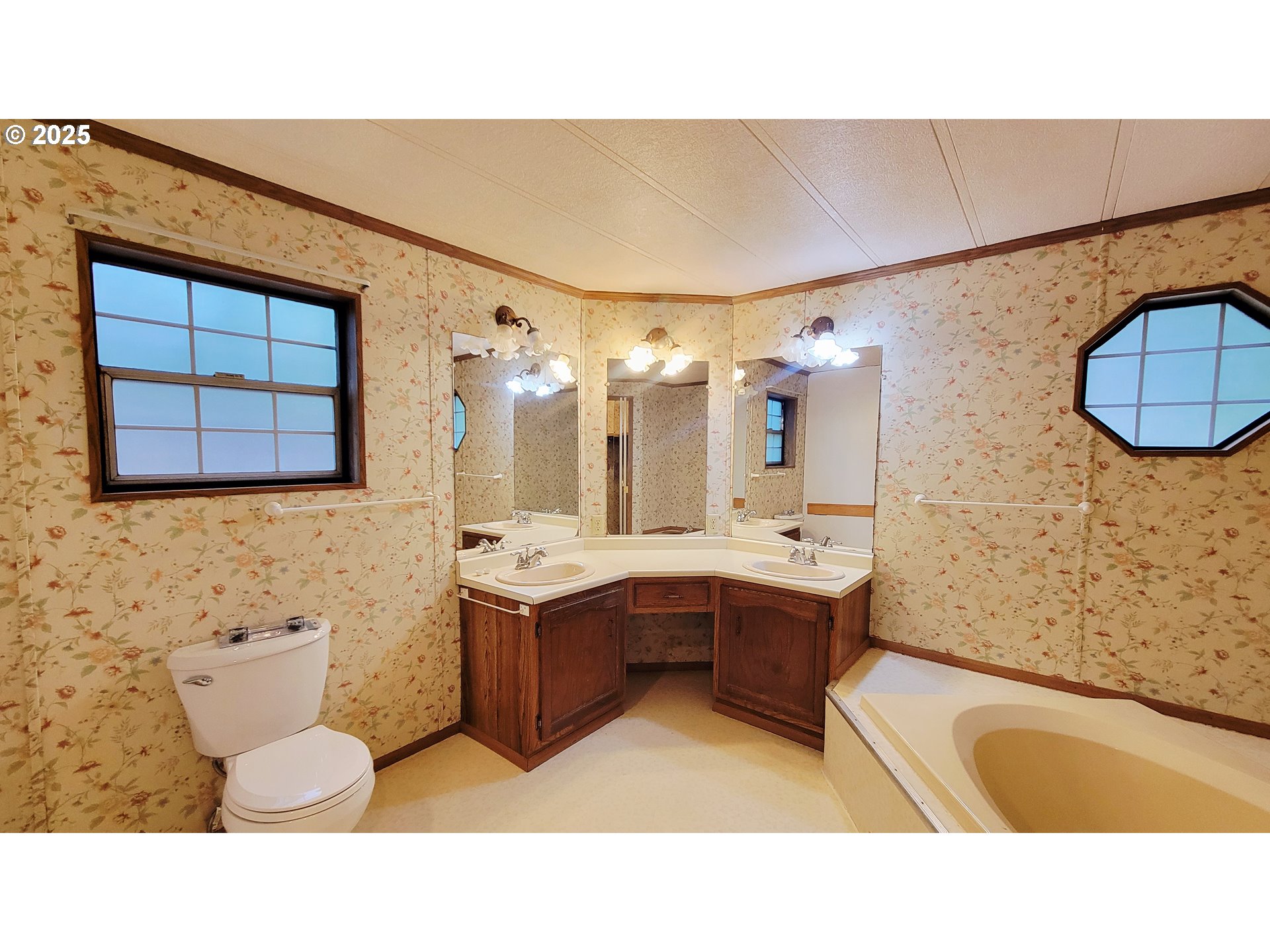 1097 Lees Creek Road Myrtle Creek, OR 97457 - Photo 30 of 41 a bathroom with a tub sink and mirror