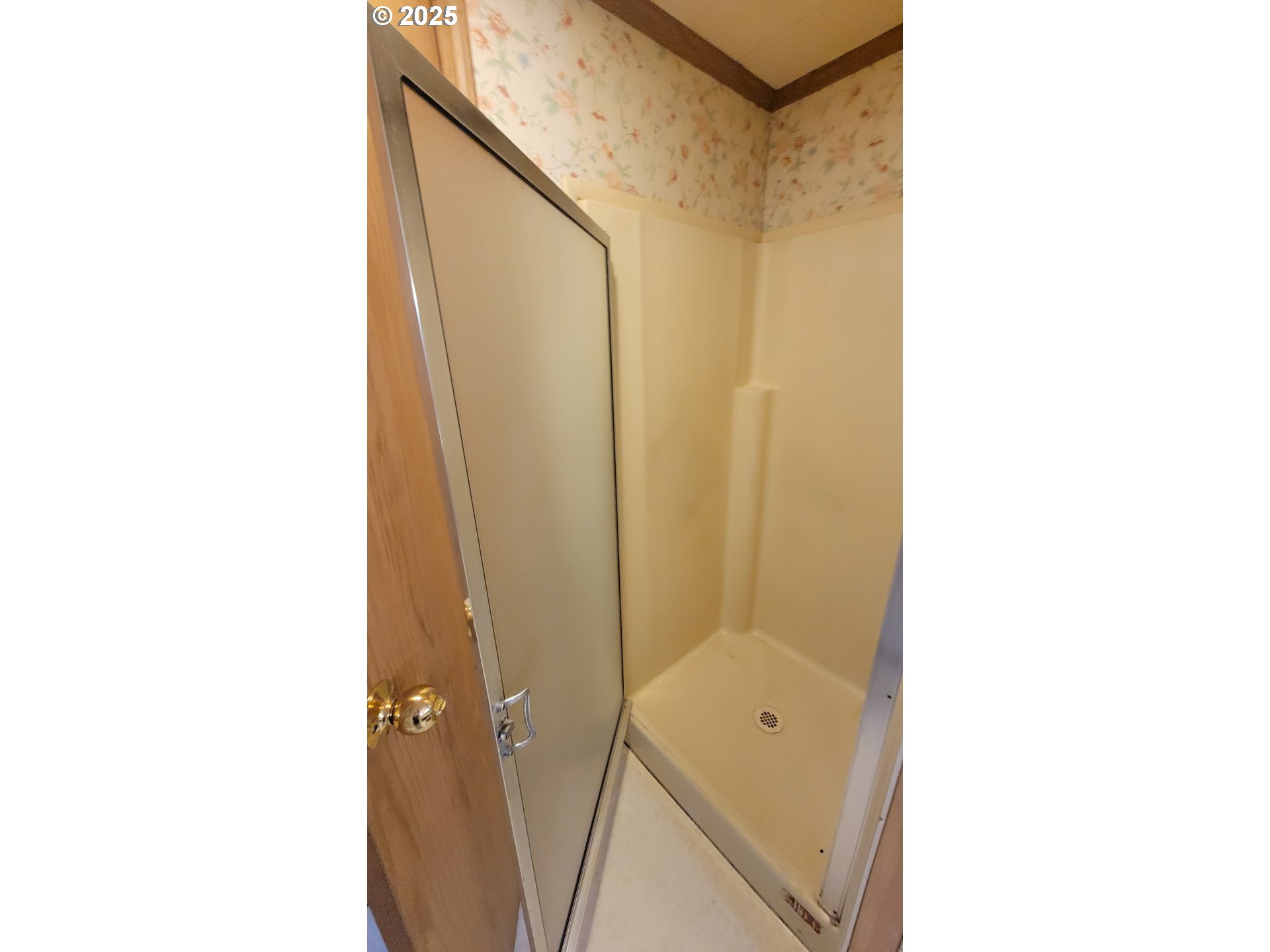 1097 Lees Creek Road Myrtle Creek, OR 97457 - Photo 33 of 41 a bathroom with a tub and shower