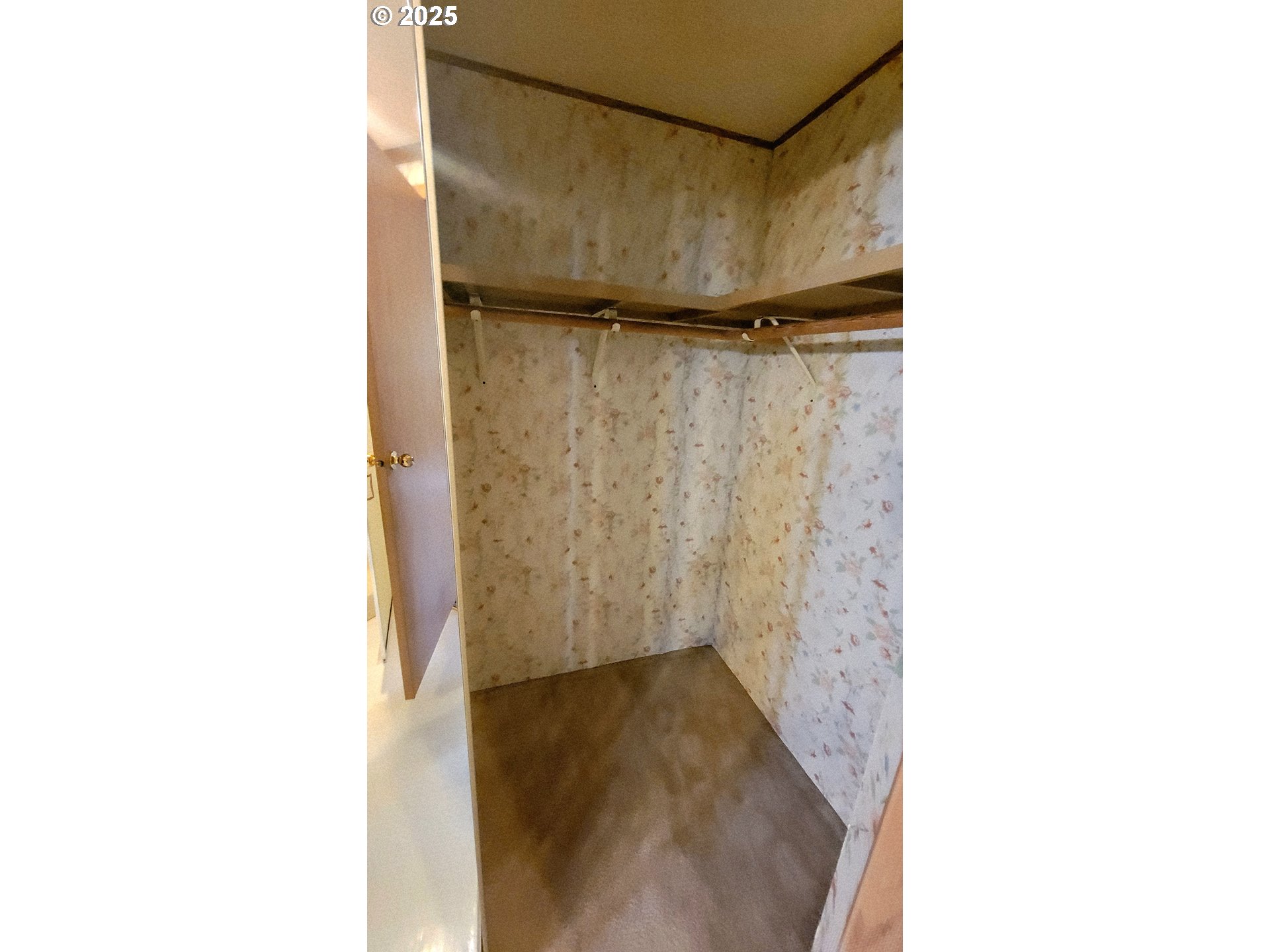 1097 Lees Creek Road Myrtle Creek, OR 97457 - Photo 34 of 41 a bathroom with a shower and a tub