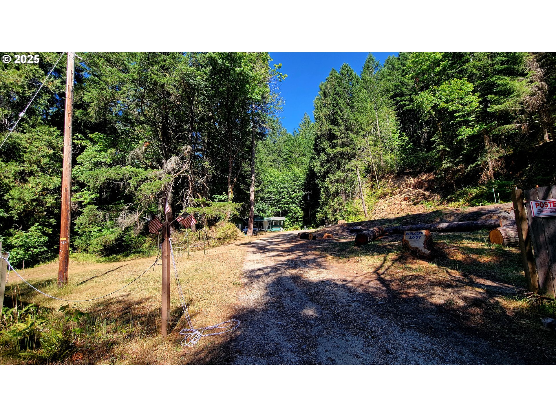 1097 Lees Creek Road Myrtle Creek, OR 97457 - Photo 10 of 41 a balcony with a view of the trees