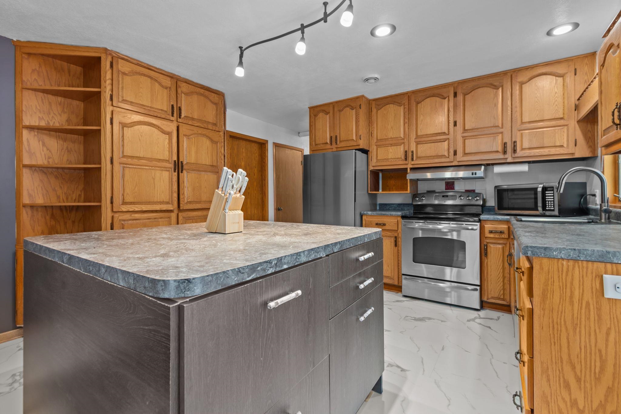 958 Cozy Lane Oshkosh, WI 54901 - Photo 3 of 37