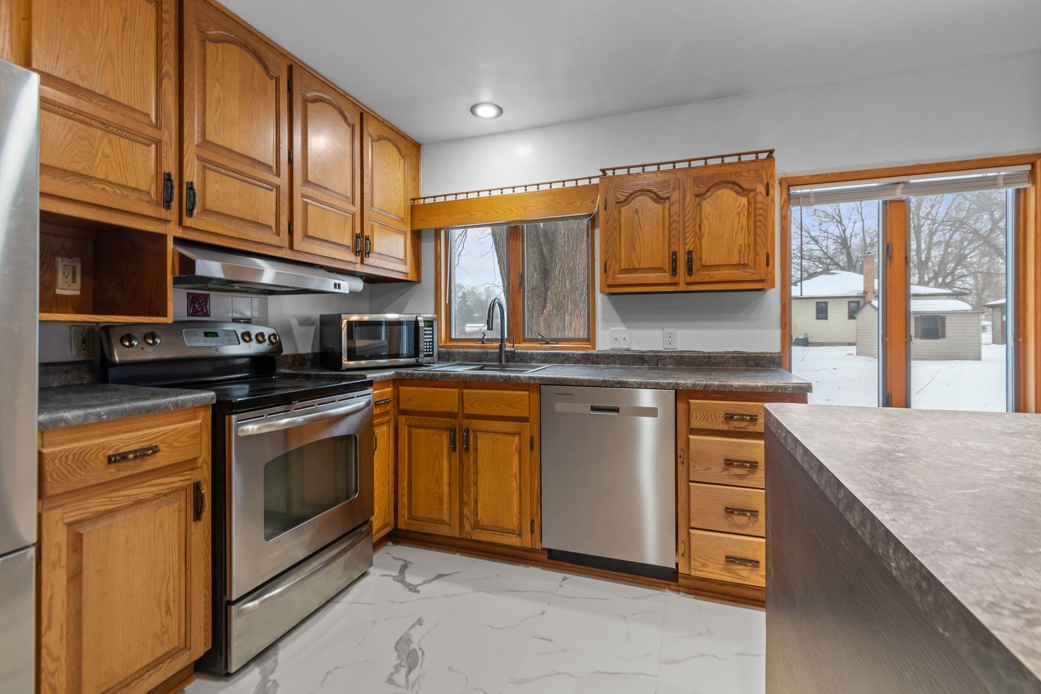 958 Cozy Lane Oshkosh, WI 54901 - Photo 6 of 37