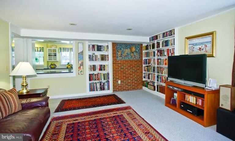2524 North Ridgeview Road Arlington, VA 22207 - Photo 12 of 25 Family Room