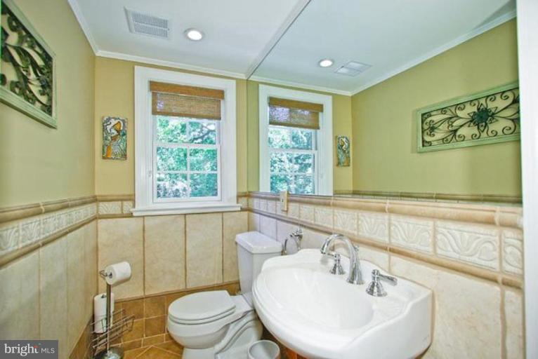 2524 North Ridgeview Road Arlington, VA 22207 - Photo 14 of 25 Half Bath 1