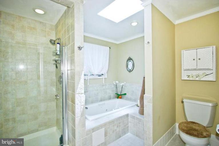 2524 North Ridgeview Road Arlington, VA 22207 - Photo 16 of 25 Master Bath
