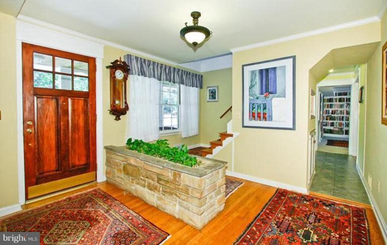 2524 North Ridgeview Road Arlington, VA 22207 - Photo 3 of 25 Entrance / Foyer