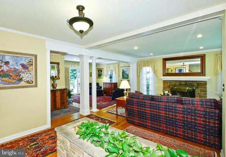 2524 North Ridgeview Road Arlington, VA 22207 - Photo 4 of 25 Living Room