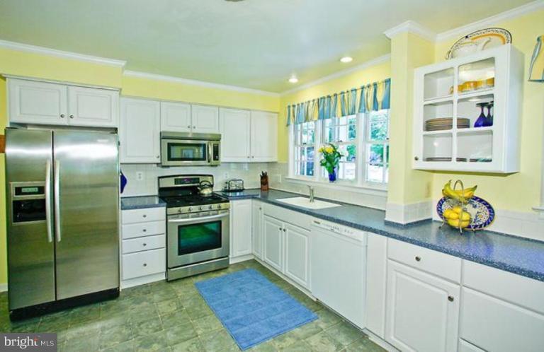 2524 North Ridgeview Road Arlington, VA 22207 - Photo 9 of 25 Kitchen