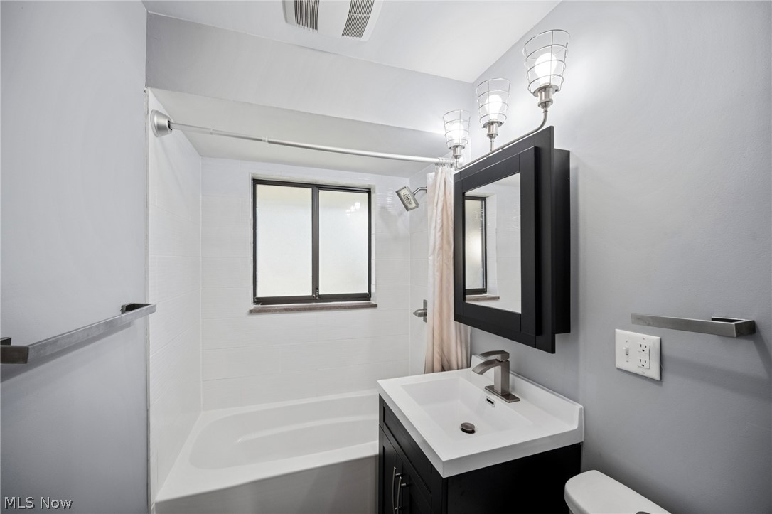 1287 Garman Road Akron, OH 44313 - Photo 15 of 29 Fully updated main floor full bath