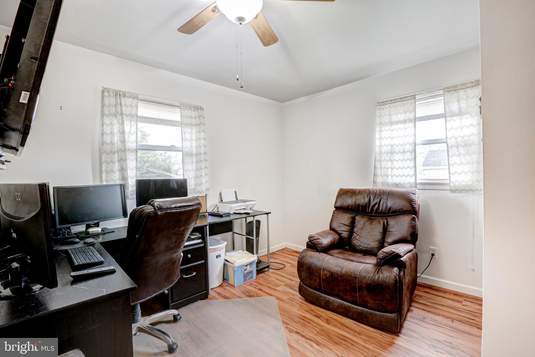 12 Jefferson Road Pennsville, NJ 08070 - Photo 23 of 63 a livingroom with workspace and a window