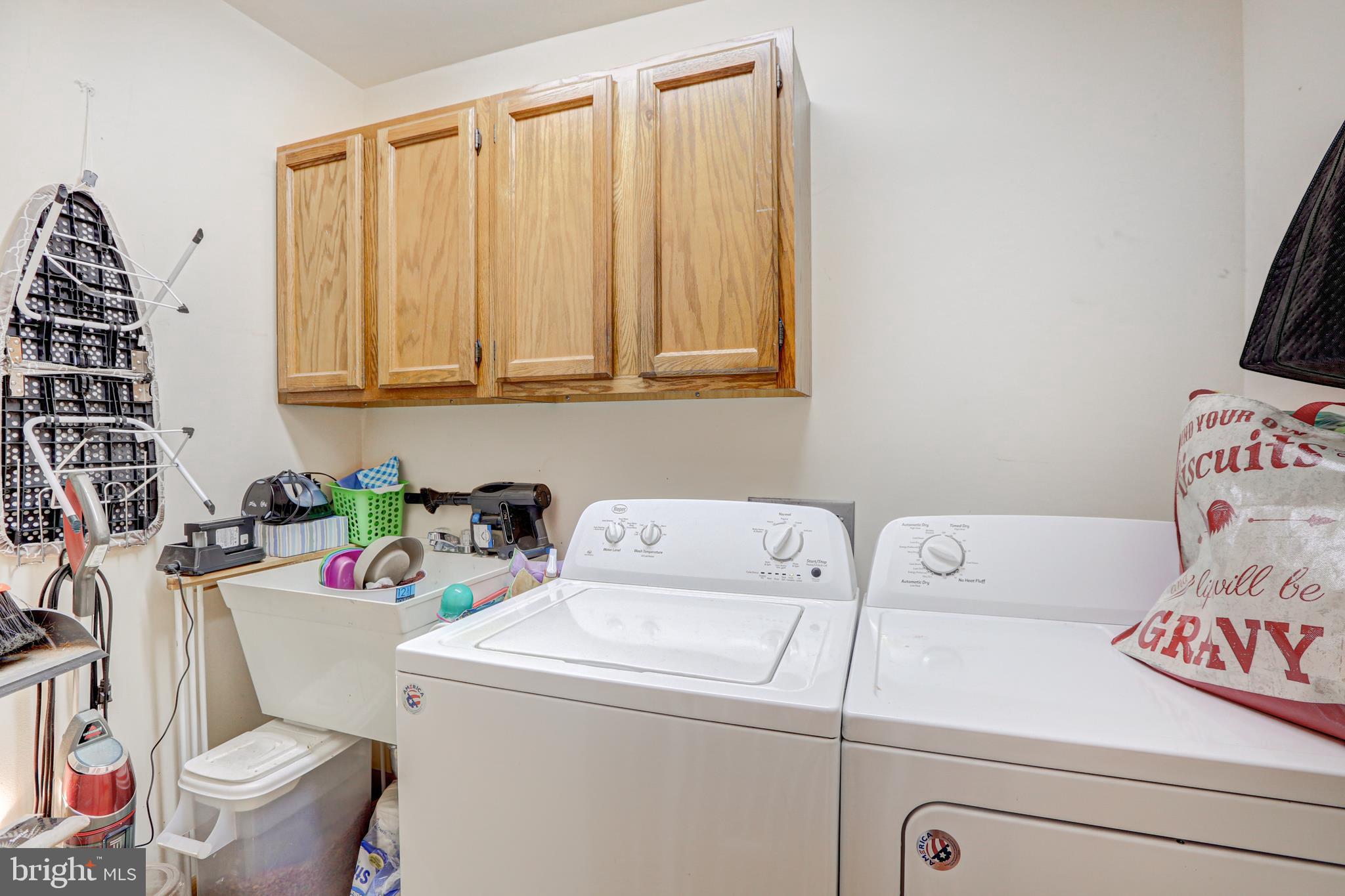 12 Jefferson Road Pennsville, NJ 08070 - Photo 28 of 63 a utility room with dryer and washer