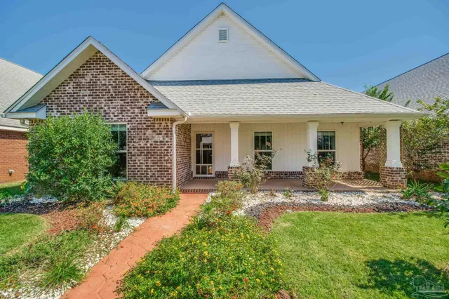 a view of a house with backyard and garden