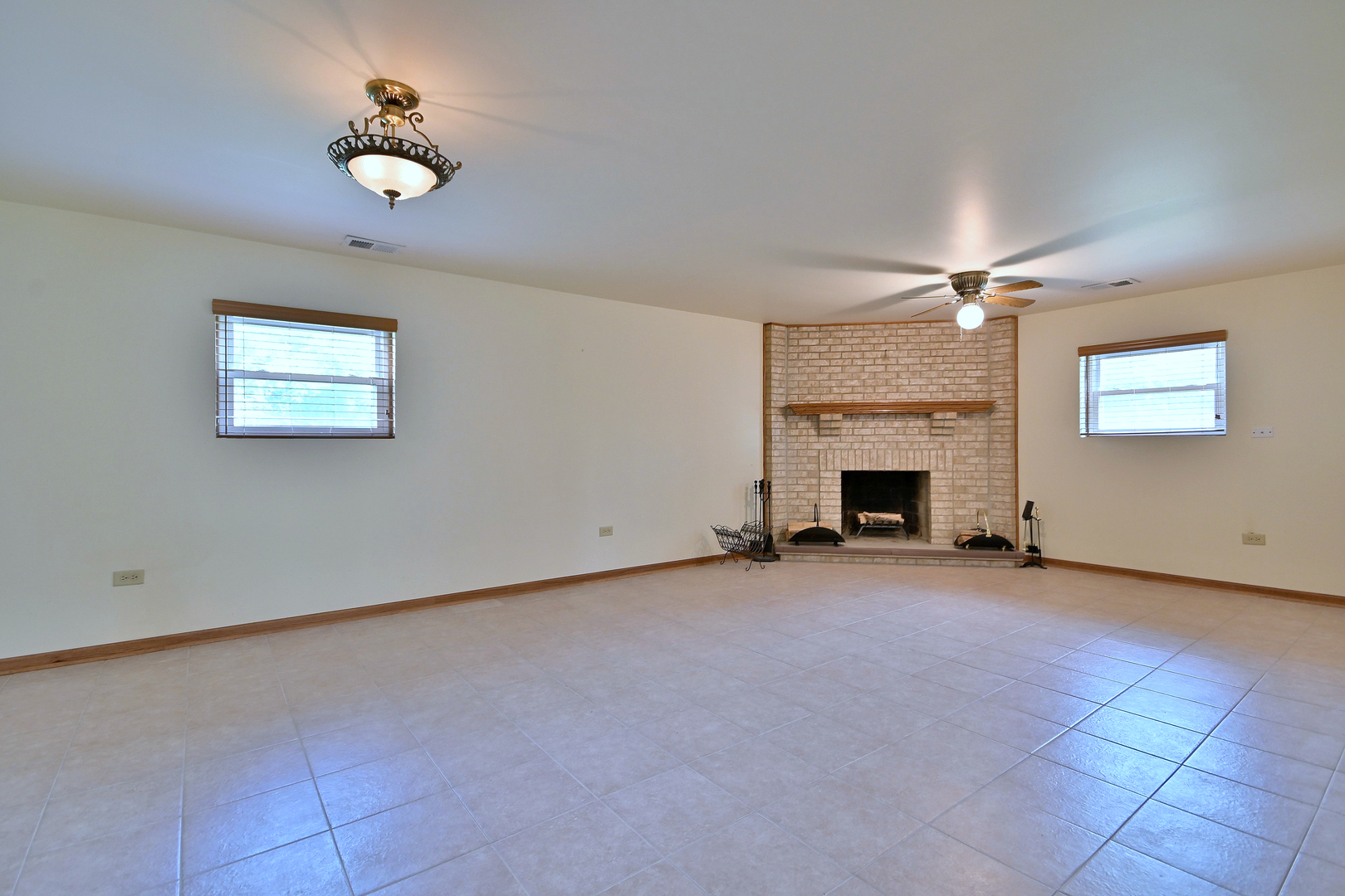 657 Sable Drive Addison, IL 60101 - Photo 18 of 27 Gallery Image 18