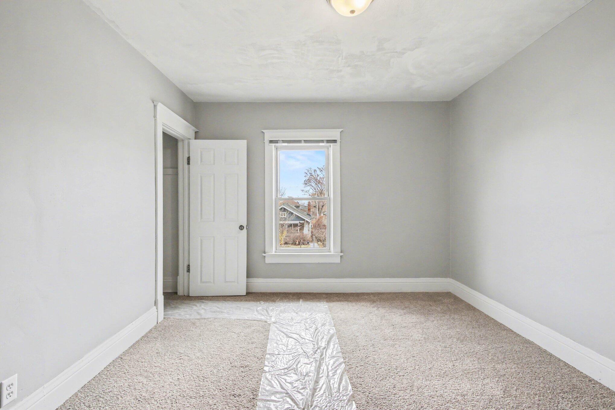 5962 Park Place Hammond, IN 46320 - Photo 4 of 20 an empty room with a window