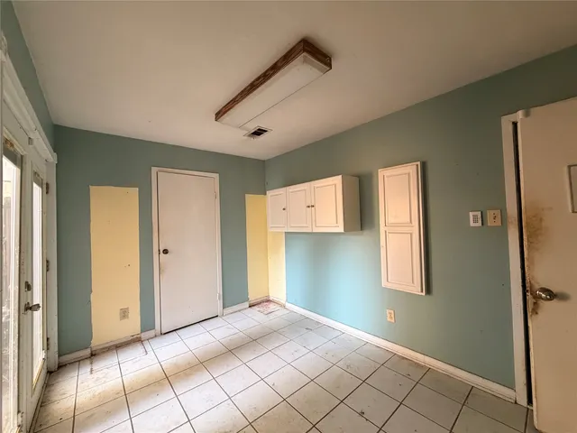 a view of an empty room and window