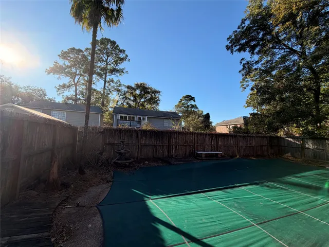 a view of a backyard