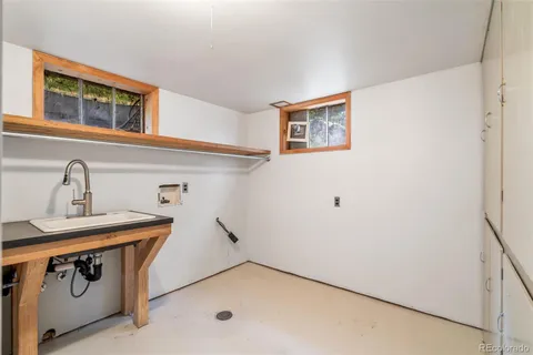 a view of utility room