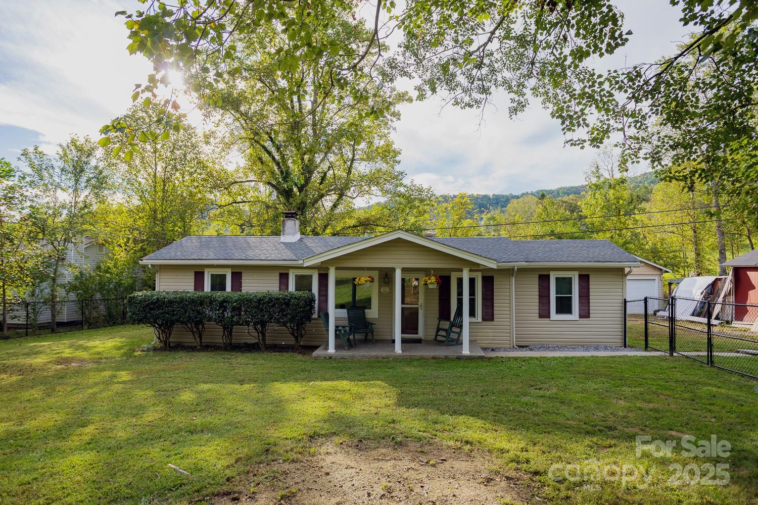 948 Riceville Road Asheville, NC 28805 - Photo 3 of 23