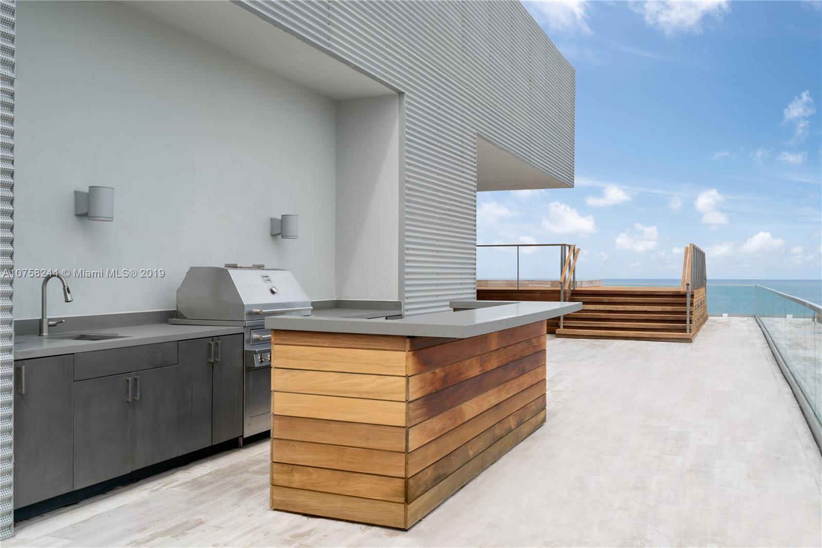 321 Ocean Drive, Unit PH Miami Beach, FL 33139 - Photo 38 of 43 a spacious bathroom with a sink and a bathtub