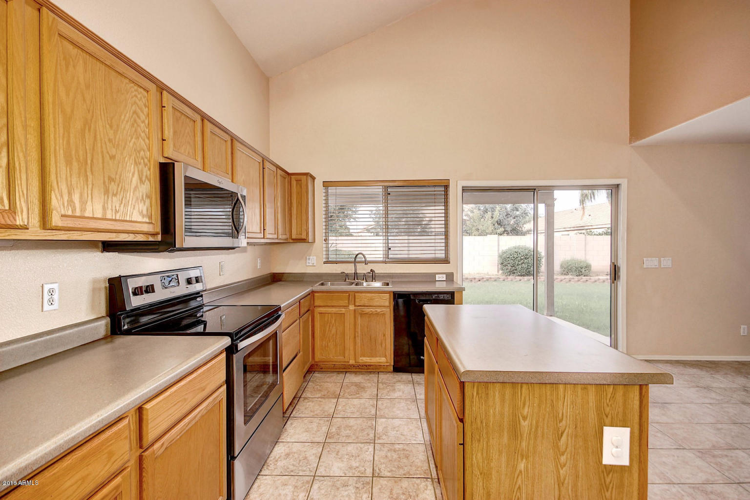 886 West Bruce Avenue Gilbert, AZ 85233 - Photo 5 of 29 20161101161146534955000000-o