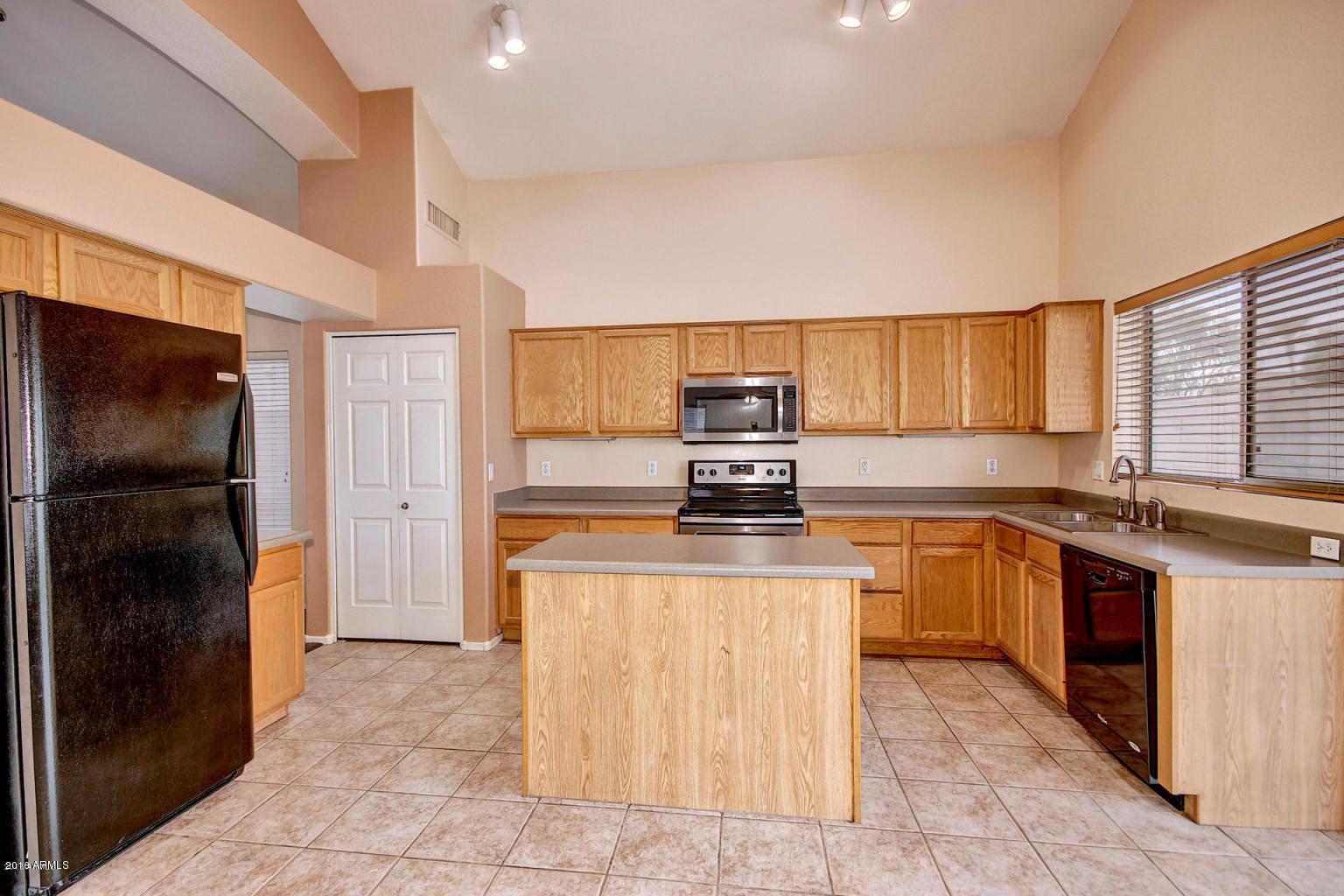 886 West Bruce Avenue Gilbert, AZ 85233 - Photo 6 of 29 20161101161152255294000000-o