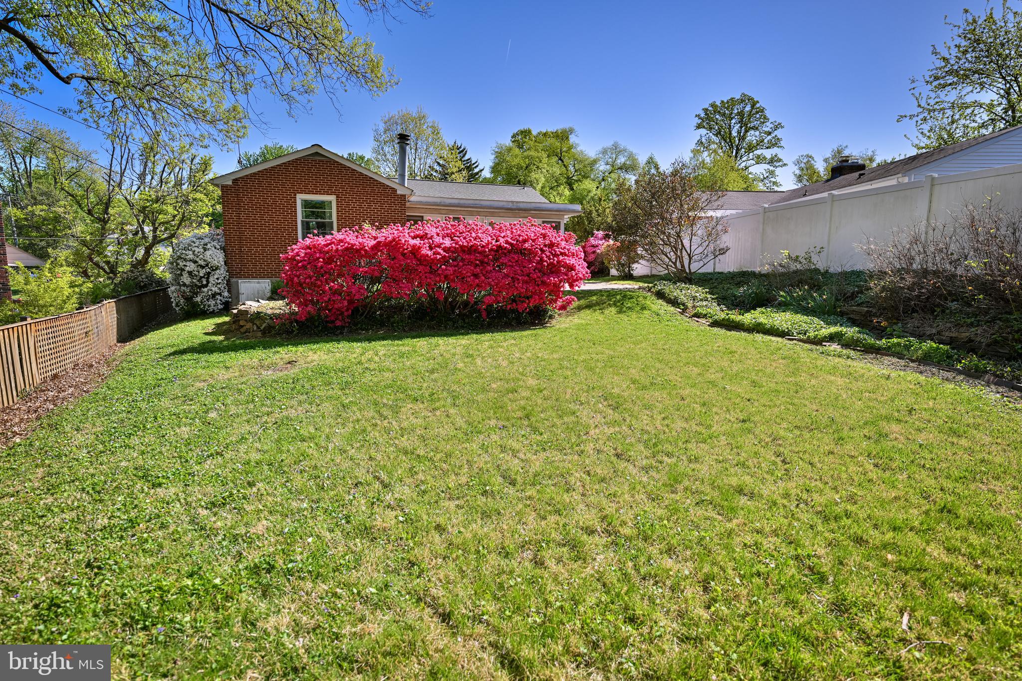 909 Weatherbee Road Towson, MD 21286 - Photo 27 of 51 a front view of a house with garden