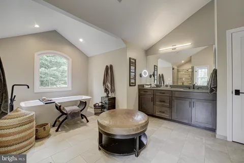 $1,995,000 | 13101 Ridge Drive, Rockville, MD 20850