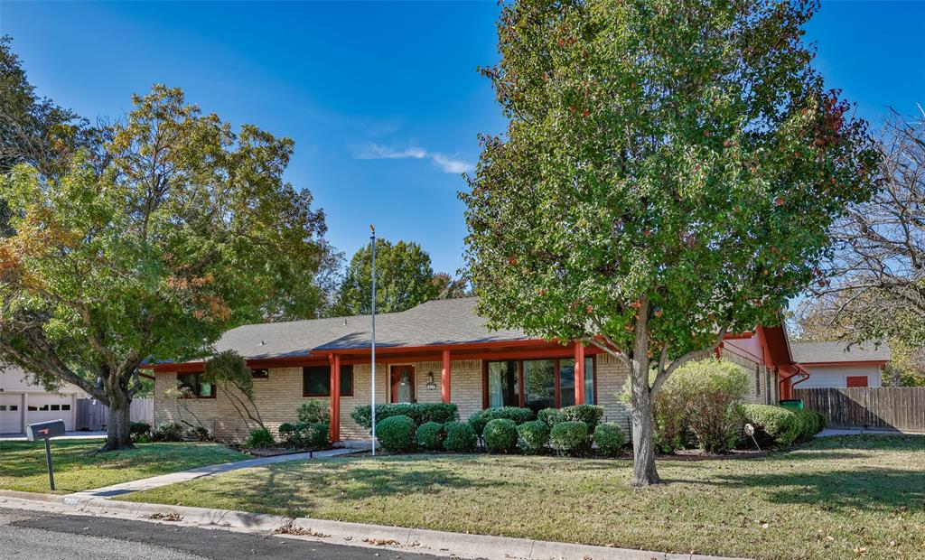 417 Willow Way Gainesville, TX 76240 - Photo 2 of 40 a front view of a house with a yard