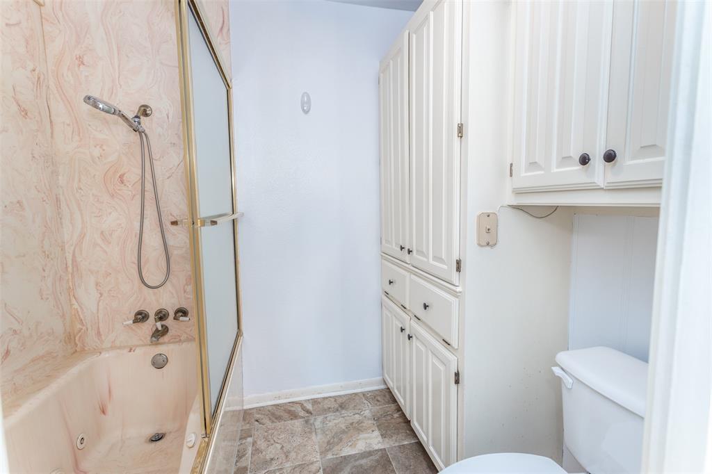 417 Willow Way Gainesville, TX 76240 - Photo 37 of 40 a bathroom with a sink a toilet and shower