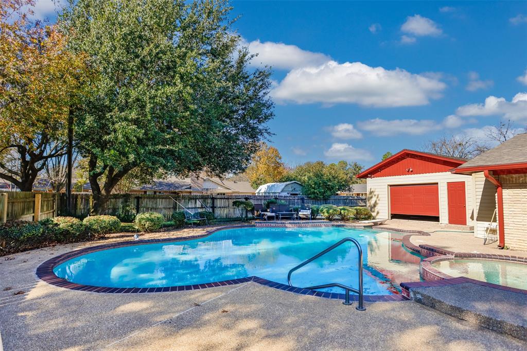 417 Willow Way Gainesville, TX 76240 - Photo 6 of 40 a view of a house with swimming pool and a yard