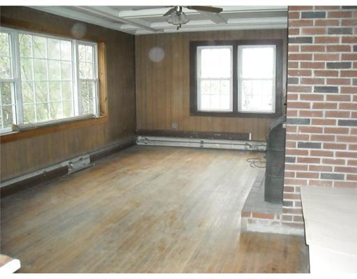 3224 West River Road Sidney, ME 04330 - Photo 4 of 17 Living Room.