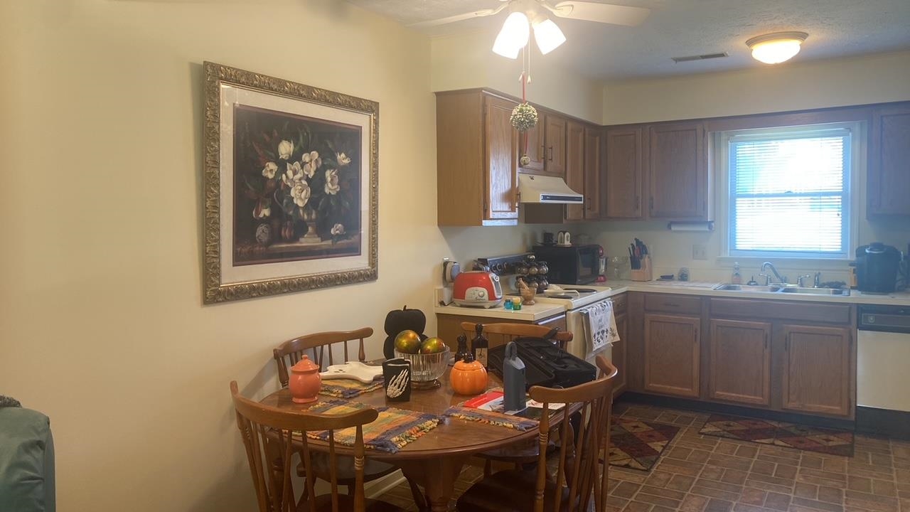 700 Rife Road, Unit 7F Waynesboro, VA 22980 - Photo 13 of 20 a dining room with furniture and window