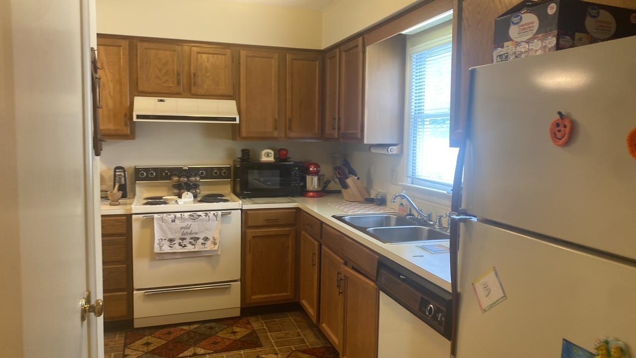 700 Rife Road, Unit 7F Waynesboro, VA 22980 - Photo 10 of 20 a kitchen with a sink stove and cabinets