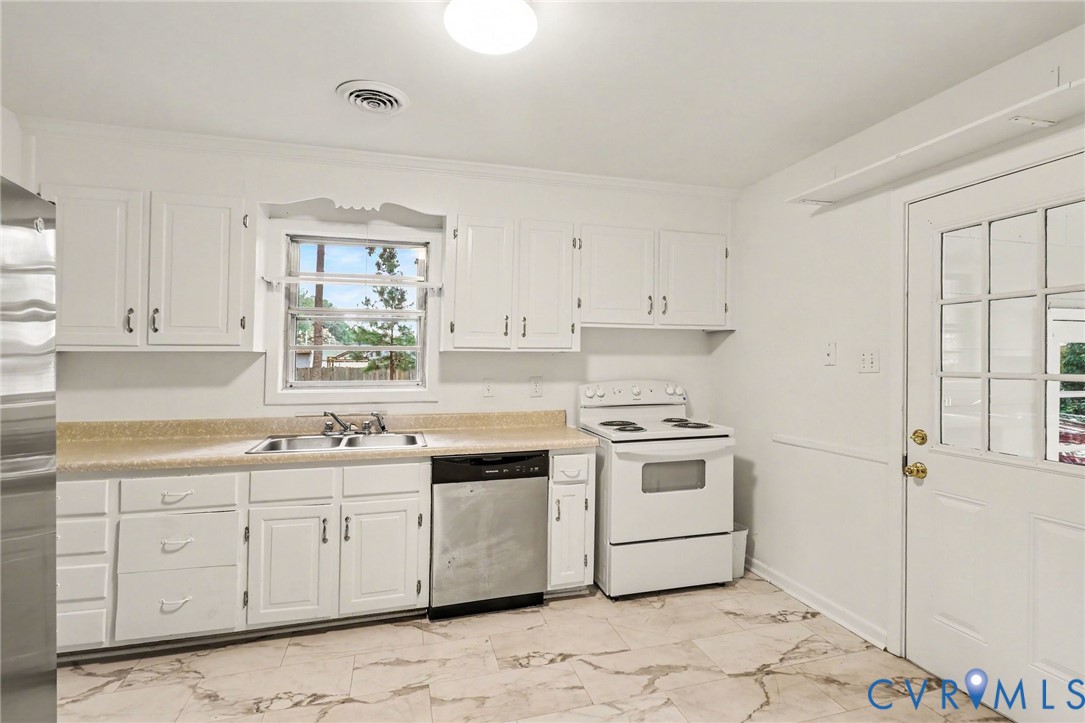 7213 Bennington Road Richmond, VA 23225 - Photo 13 of 24 White cabinetry with coordinating appliances