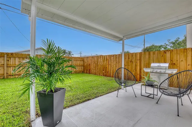 a view of entryway with patio