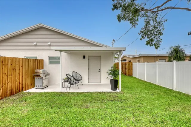a view of a house with backyard and garden