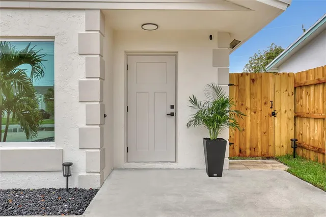 $2,500 | 414 West Mango Street, Lantana, FL 33462