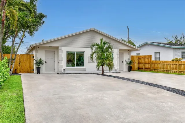 a view of a house with backyard and a tree
