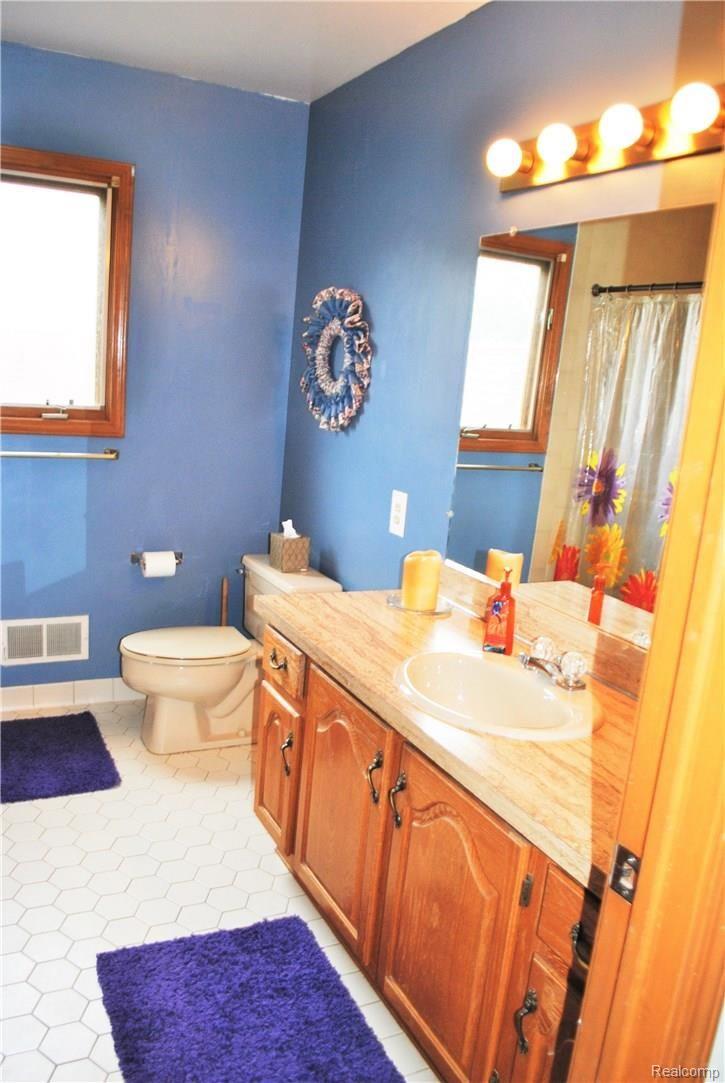 2432 North Fairview Lane Rochester, MI 48306 - Photo 17 of 26 Upper Full Bath