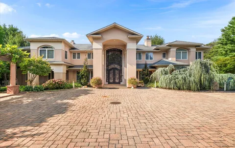 $2,475,000 | 5 Glen Hill Court, Dix Hills, NY 11746