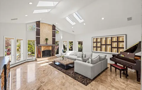 $2,475,000 | 5 Glen Hill Court, Dix Hills, NY 11746