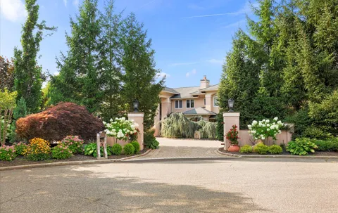 $2,475,000 | 5 Glen Hill Court, Dix Hills, NY 11746