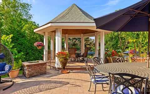 $2,475,000 | 5 Glen Hill Court, Dix Hills, NY 11746