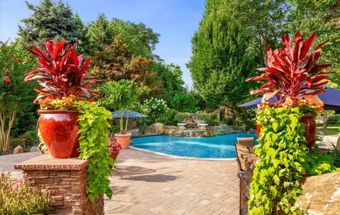 $2,475,000 | 5 Glen Hill Court, Dix Hills, NY 11746