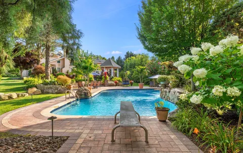 $2,475,000 | 5 Glen Hill Court, Dix Hills, NY 11746