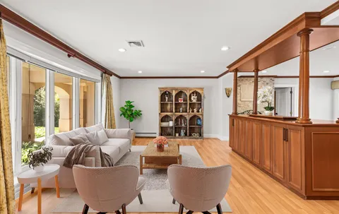 $2,475,000 | 5 Glen Hill Court, Dix Hills, NY 11746